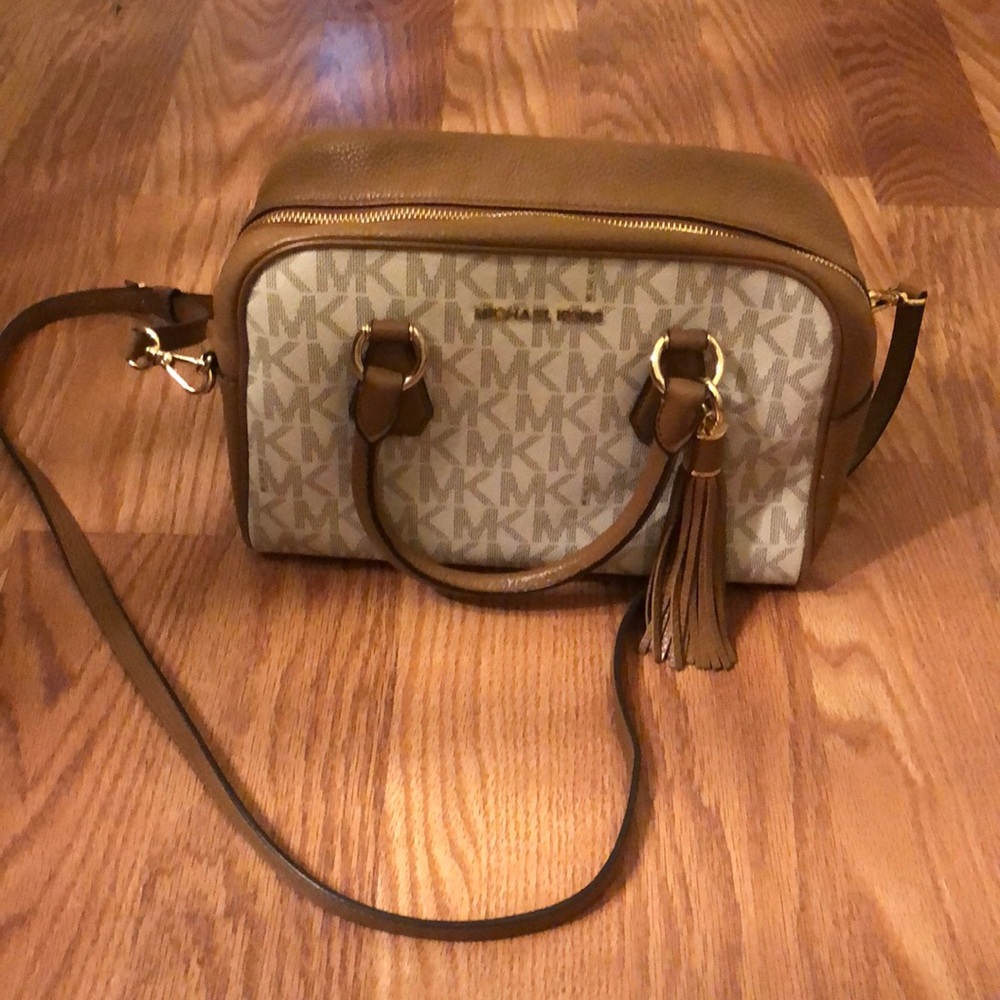 Michael Kors shoulder/handle purse